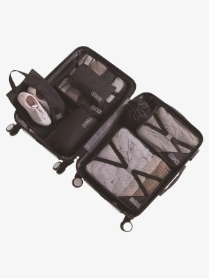 Das Bild zeigt das "(7er Set) Packing Cubes – Drevoy" in Schwarz. Die verschiedenen Taschen des Sets sind ordentlich in einem geöffneten Rollkoffer angeordnet, wodurch die effiziente Nutzung und das platzsparende Design verdeutlicht werden. Hier ist eine detaillierte Beschreibung des Bildes: Linke Kofferhälfte: Schuhtasche: Befindet sich oben links im Koffer. Ein Paar weißer Sneaker ist in der schwarzen Schuhtasche untergebracht. Kosmetiktasche: Direkt rechts neben der Schuhtasche, eine mittelgroße, rechteckige Tasche. Unterwäschebeutel: Unterhalb der Kosmetiktasche. Dieser kompakte Beutel passt perfekt in den verbleibenden Raum. Rechte Kofferhälfte: Große Kleidertasche: Unten rechts im Koffer. Diese Tasche ist mit Kleidung gefüllt und verfügt über eine atmungsaktive Frontabdeckung und Befestigungsriemen, die den Inhalt sichern. Mittlere Kleidertasche: Direkt über der großen Kleidertasche, ebenfalls mit atmungsaktiver Frontabdeckung und Befestigungsriemen. Kleine Kleidertasche: Oben rechts im Koffer, neben der mittleren Kleidertasche. Auch diese Tasche hat eine atmungsaktive Frontabdeckung. Kleinteiletasche mit Kordelzug: Diese kleinere Tasche befindet sich direkt neben der kleinen Kleidertasche und wird mit einem Kordelzug verschlossen. Die schwarzen Packing Cubes des "(7er Set) Packing Cubes – Drevoy" sind aus strapazierfähigem Material gefertigt und helfen dabei, Kleidung faltenfrei zu halten. Die atmungsaktiven Frontabdeckungen bieten eine klare Sicht auf den Inhalt und sorgen für gute Durchlüftung, während die Befestigungsriemen den Inhalt sicher fixieren. Das Set ist leicht und kompakt, lässt sich platzsparend verstauen und eignet sich hervorragend für verschiedene Reisearten, von Urlaubsreisen über Geschäftsreisen bis hin zu Familienausflügen. So wird Dein Gepäck optimal organisiert und das Packen sowie Auspacken erleichtert.