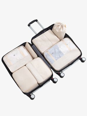 7-teiliges Packing Cubes Set Stellar Flare in Beige - atmungsaktive Frontabdeckungen, Kompressionsriemen, robustes Material, leicht & zusammenfaltbar, praktische Griffe - in einem geöffneten Koffer mit integriertem Griff, ideal für organisiertes Packen und effiziente Raumnutzung auf Reisen.