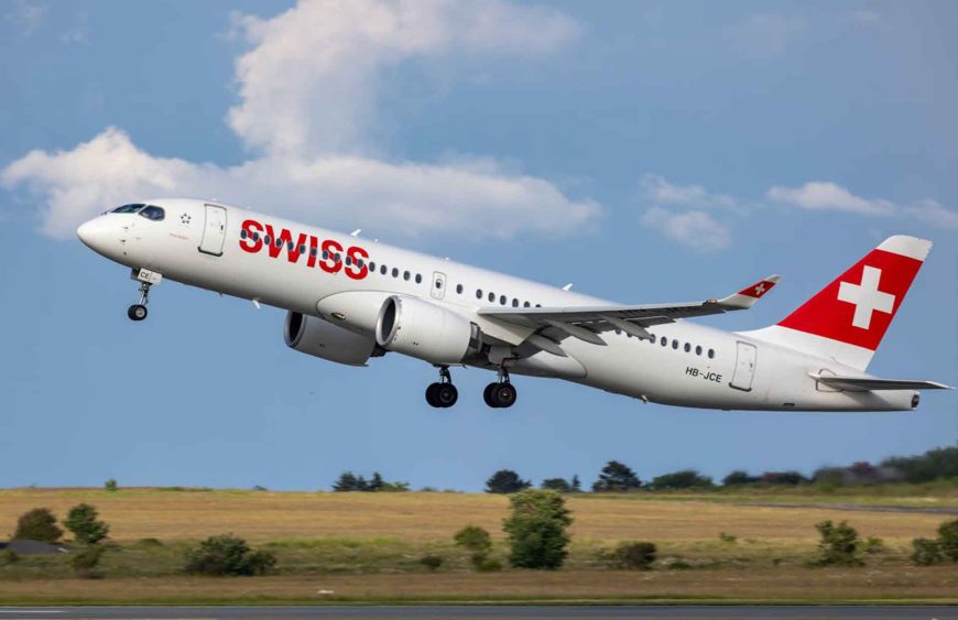 Ein Passagierflugzeug der SWISS International Air Lines, Modell Airbus, hebt von einer asphaltierten Landebahn in einem offenen Landschaftsgebiet ab. Der Himmel ist blau mit wenigen weissen Wolken, während das Flugzeug leicht nach oben geneigt in den Steigflug übergeht. Auf dem weissen Rumpf des Flugzeugs ist das markante rote SWISS-Logo gross zu erkennen, und am Heck befindet sich der ebenfalls rote Leitflügel mit dem weissen Schweizerkreuz, das die nationale Herkunft der Fluggesellschaft symbolisiert. Die Szene vermittelt Dynamik und Bewegung, während das Flugzeug an Höhe gewinnt. Dieses Bild steht symbolisch für den Blogbeitrag, der eine umfassende Übersicht über die SWISS Gepäckvorschriften bietet. Im Beitrag werden detaillierte Informationen zu Handgepäck, Aufgabegepäck und Sondergepäck, wie Sportausrüstungen oder Musikinstrumente, erläutert. Besonders hervorgehoben werden wichtige Aspekte wie die Grösse und das Gewicht des Handgepäcks, erlaubte und verbotene Gegenstände sowie spezielle Regelungen für das Reisen mit Kindern oder Tieren. Der Artikel betont, wie wichtig es ist, die SWISS Gepäckvorschriften im Voraus zu kennen, um Unannehmlichkeiten und Zusatzkosten zu vermeiden.