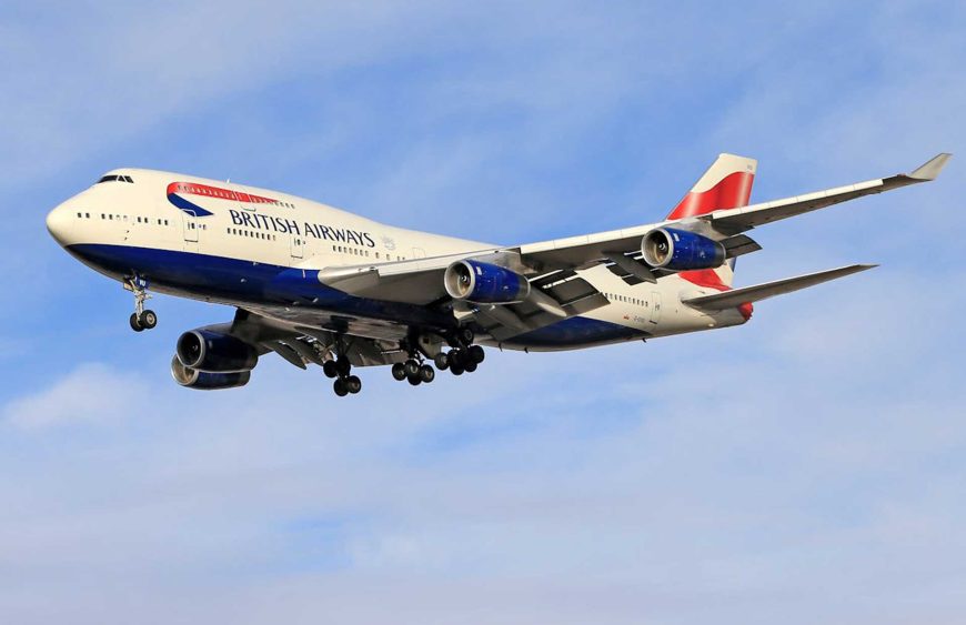 Ein British Airways Flugzeug des Typs Boeing 747 im Landeanflug unter blauem Himmel. Das Flugzeug trägt die charakteristische Lackierung der Airline, mit einem weissen Rumpf und einem blauen Unterteil. Auf der Seite des Flugzeugs ist das British Airways Logo gut sichtbar, und die rot-blaue Heckflosse ist ebenfalls markant zu erkennen. Das Fahrwerk ist ausgefahren, und das Flugzeug befindet sich kurz vor der Landung, mit den Flügelklappen in Position. Der Blogbeitrag, der dieses Bild begleitet, gibt detaillierte Informationen zu den Handgepäckbestimmungen von British Airways. Er beschreibt die erlaubte Grösse und das Gewicht des Handgepäcks, zusätzliche Gegenstände wie Laptops und Handtaschen, die kostenfreie Mitnahme von medizinischen Geräten und Babynahrung sowie die Regelungen zu Sportausrüstung und Gebühren bei Übergepäck. Der Fokus liegt darauf, Reisenden zu helfen, ihr British Airways Handgepäck effizient zu planen, um unnötige Kosten und Verzögerungen zu vermeiden.